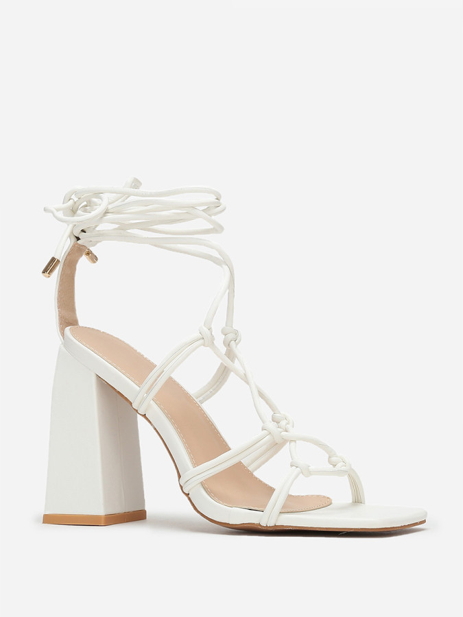 Sandales carrées blanches à fines lanières