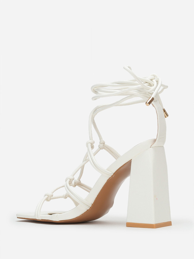 Sandales carrées blanches à fines lanières