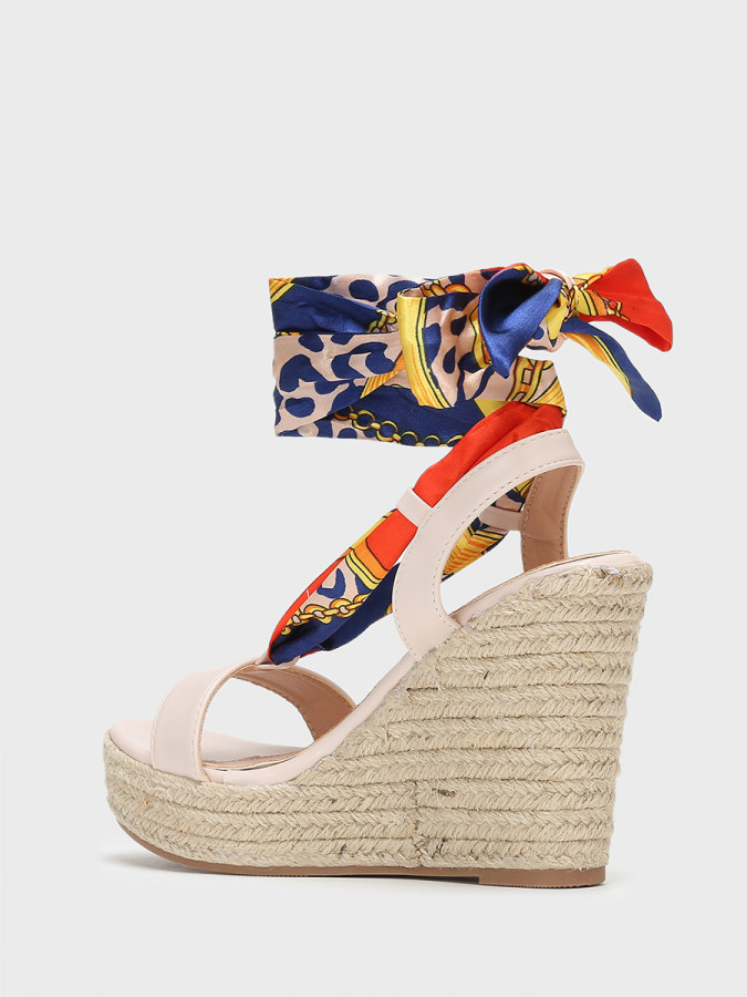 Sandales compensées beiges à ruban satiné et imprimé