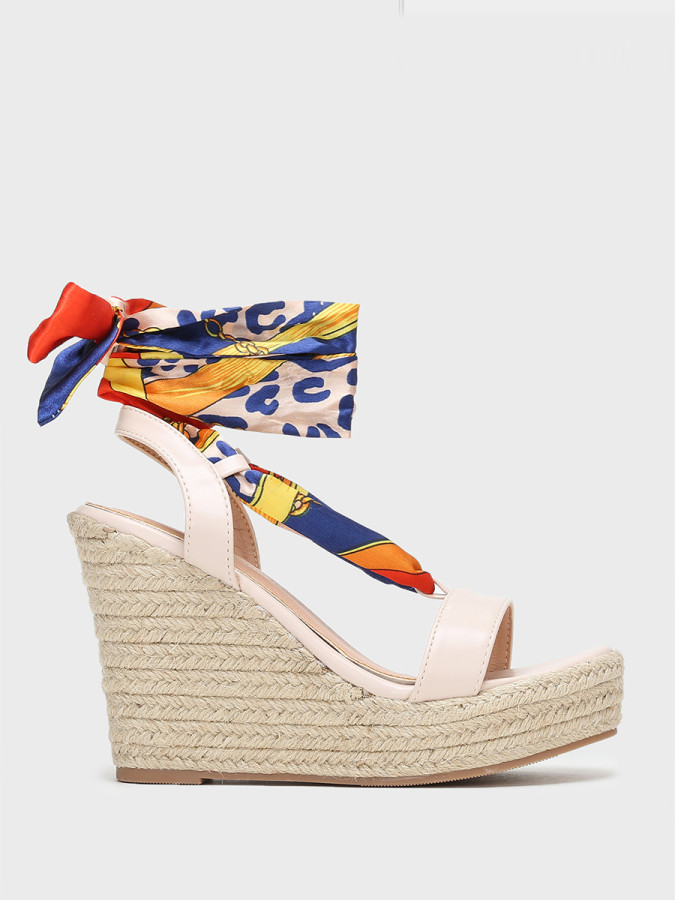 Sandales compensées beiges à ruban satiné et imprimé