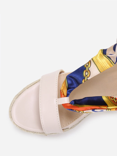Sandales compensées beiges à ruban satiné et imprimé
