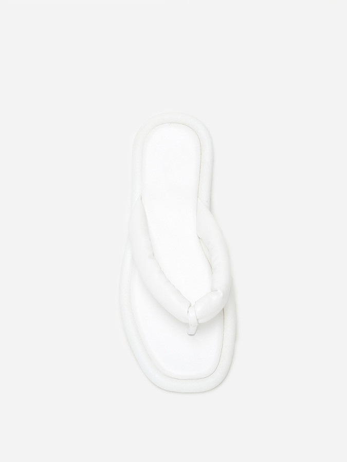 Tongs blanches à bout carré et bride arrondie