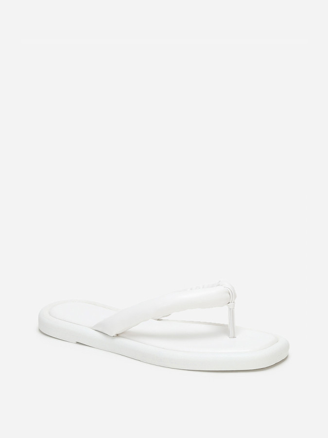 Tongs blanches à bout carré et bride arrondie