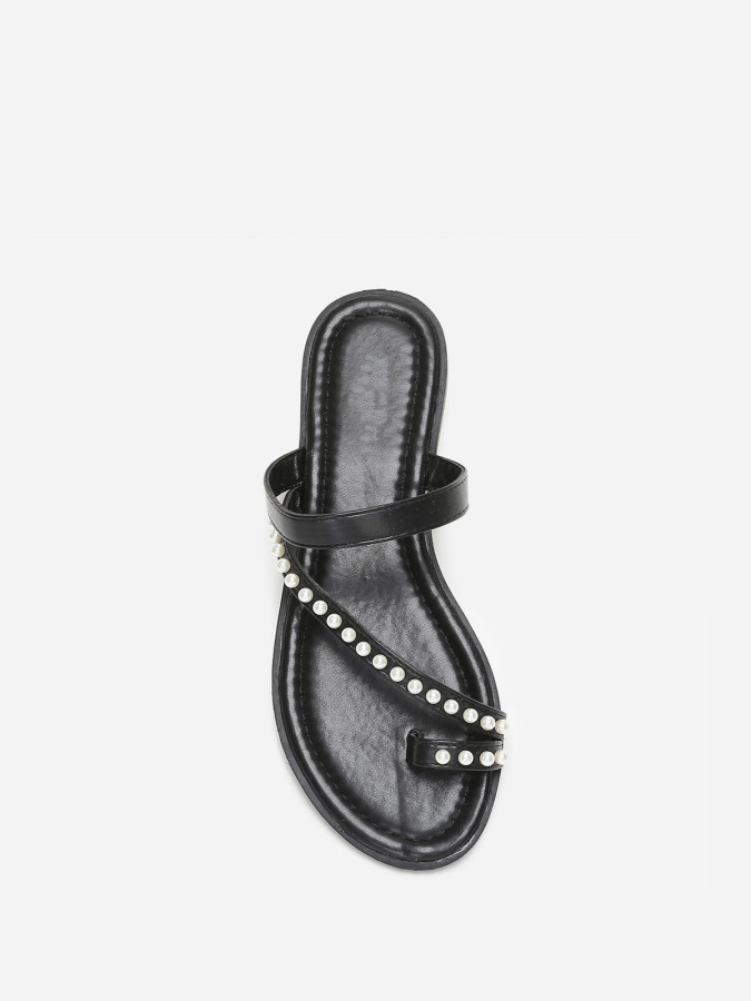 Mules plates noires à fines brides et perles