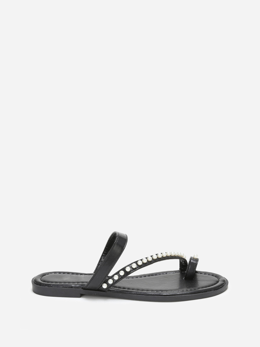 Mules plates noires à fines brides et perles