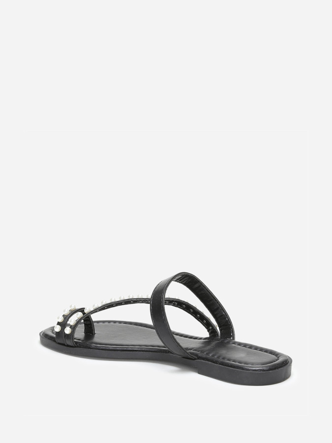 Mules plates noires à fines brides et perles