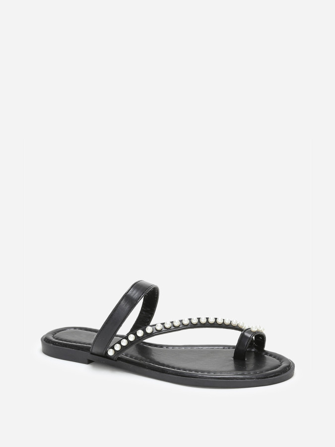 Mules plates noires à fines brides et perles