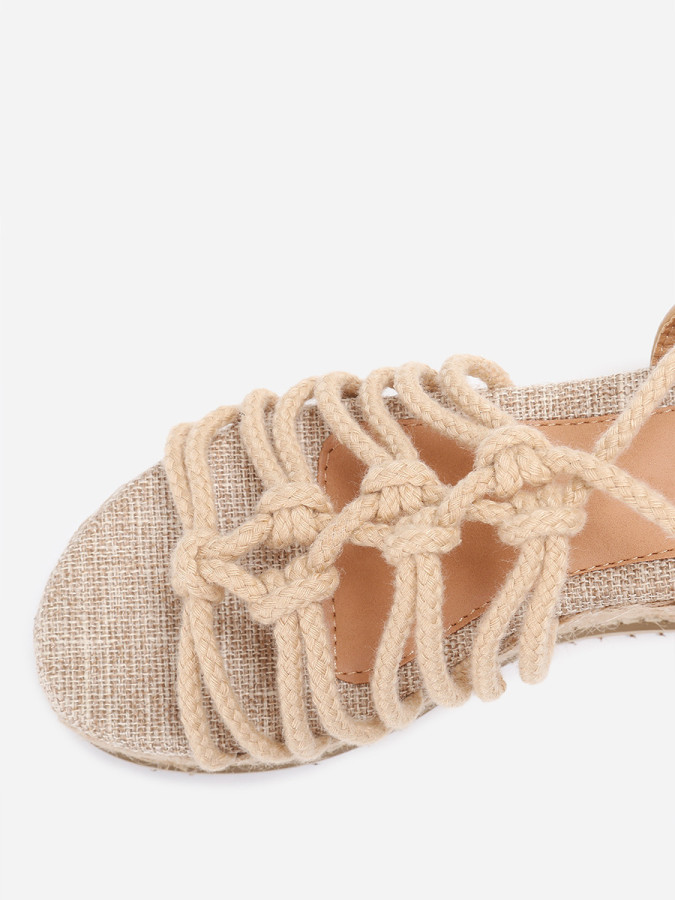 Sandales beiges à plateforme compensée et cordons