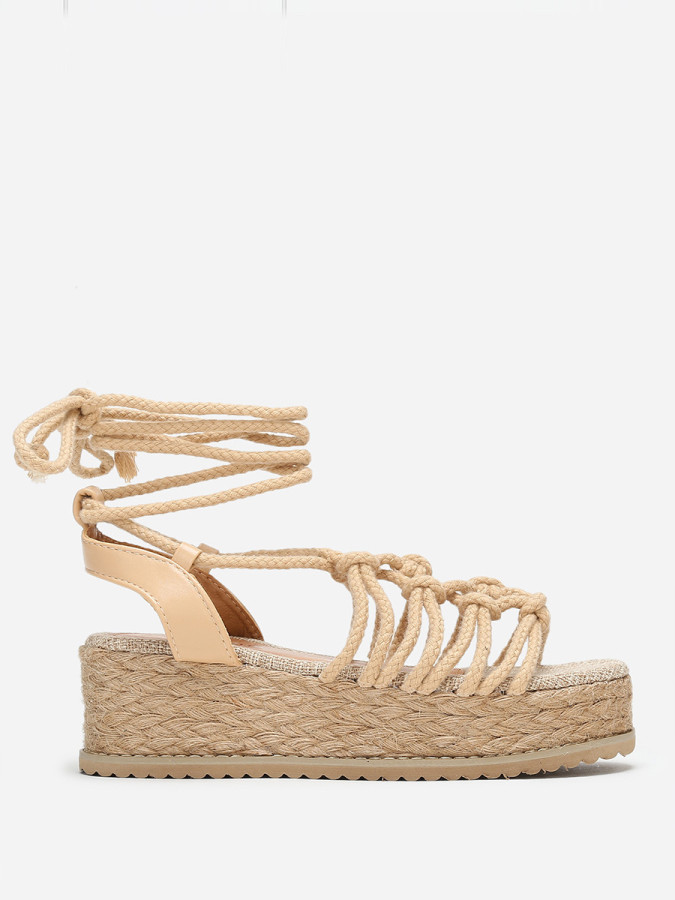 Sandales beiges à plateforme compensée et cordons