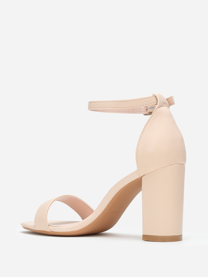 Sandales beiges à bride et talon carrés