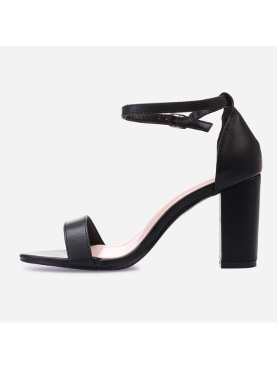 Sandales noires à bride et talon carrés