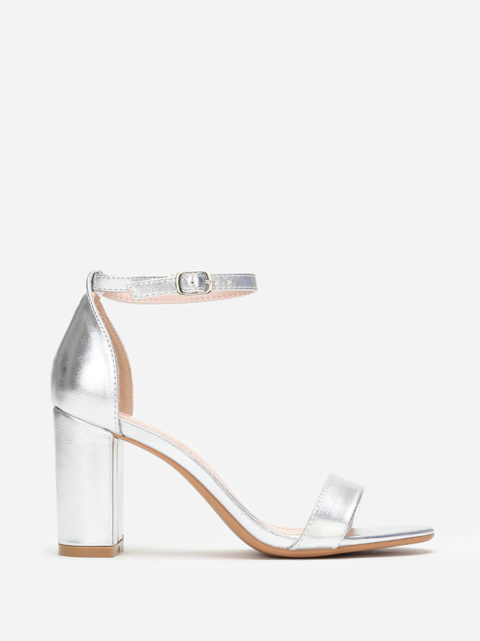 Sandales argentées à brides et talon carrés
