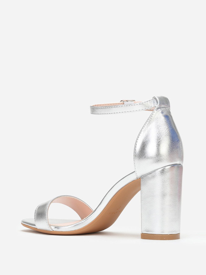 Sandales argentées à brides et talon carrés