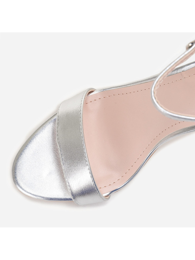 Sandales argentées à brides et talon carrés