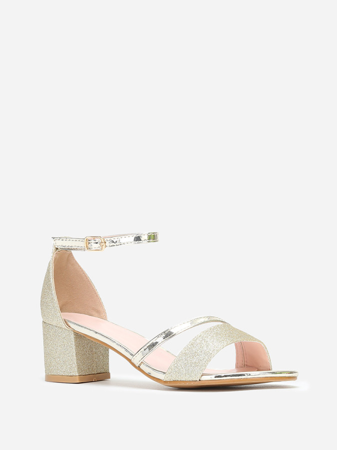 Sandales dorées à brides vernies et pailletées