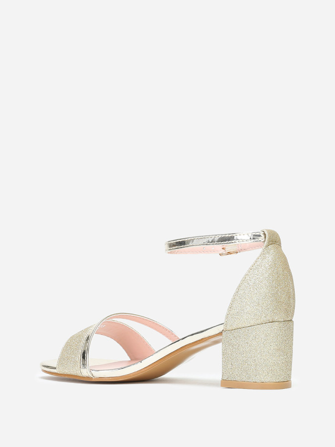 Sandales dorées à brides vernies et pailletées