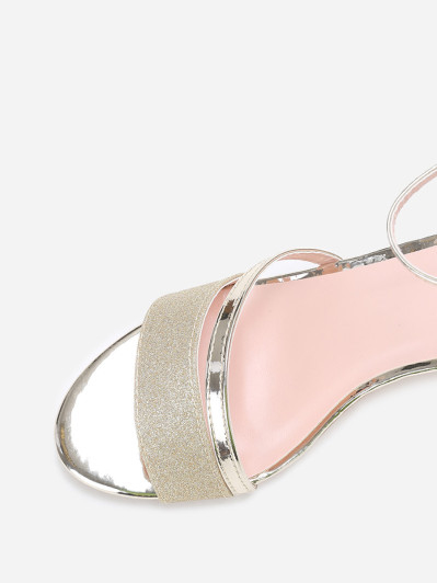 Sandales dorées à brides vernies et pailletées