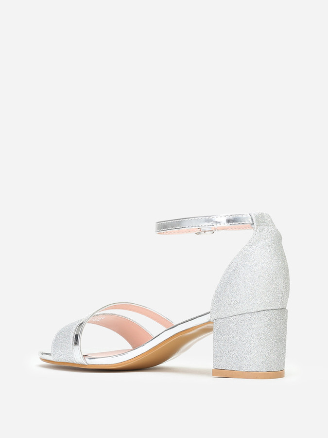 Sandales argentées à brides vernies et pailletées