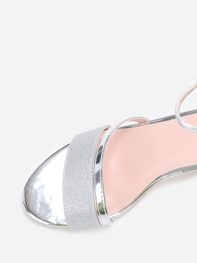 Sandales argentées à brides vernies et pailletées