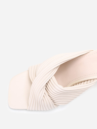 Mules beiges à talon aiguille et brides croisées