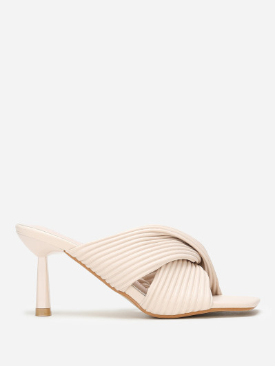 Mules beiges à talon aiguille et brides croisées