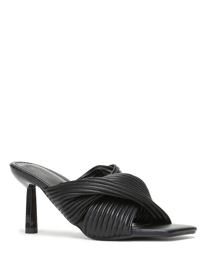 Mules noires à talon aiguille et brides croisées