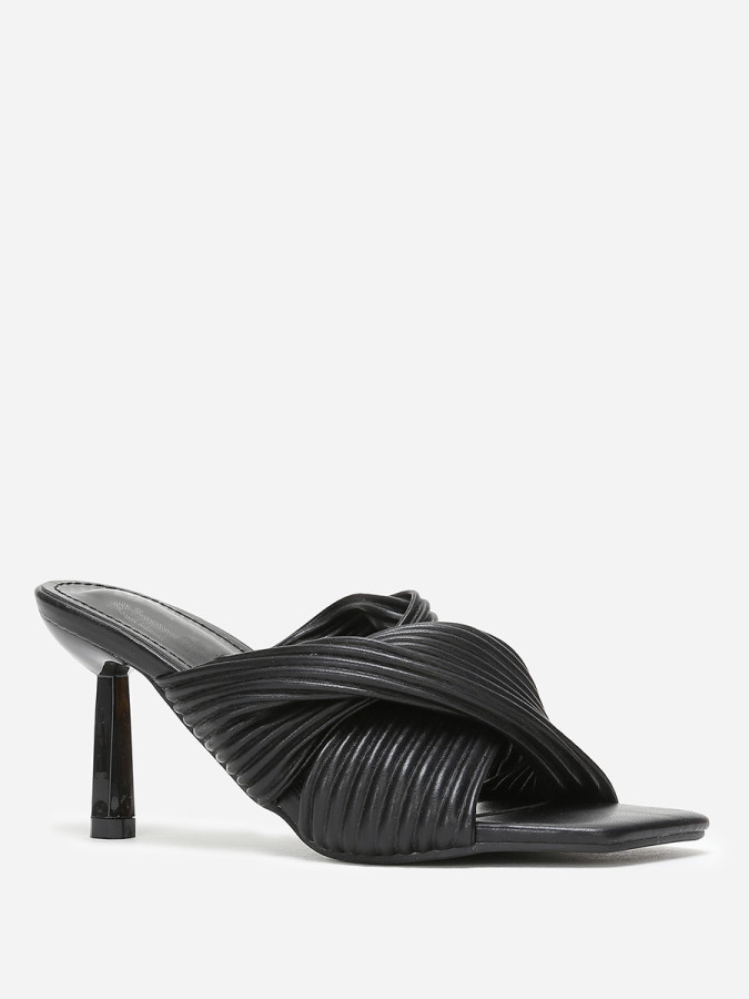 Mules noires à talon aiguille et brides croisées