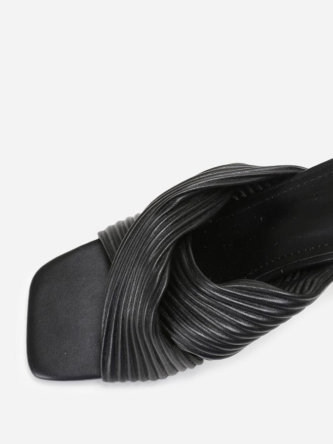 Mules noires à talon aiguille et brides croisées