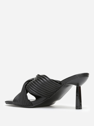 Mules noires à talon aiguille et brides croisées