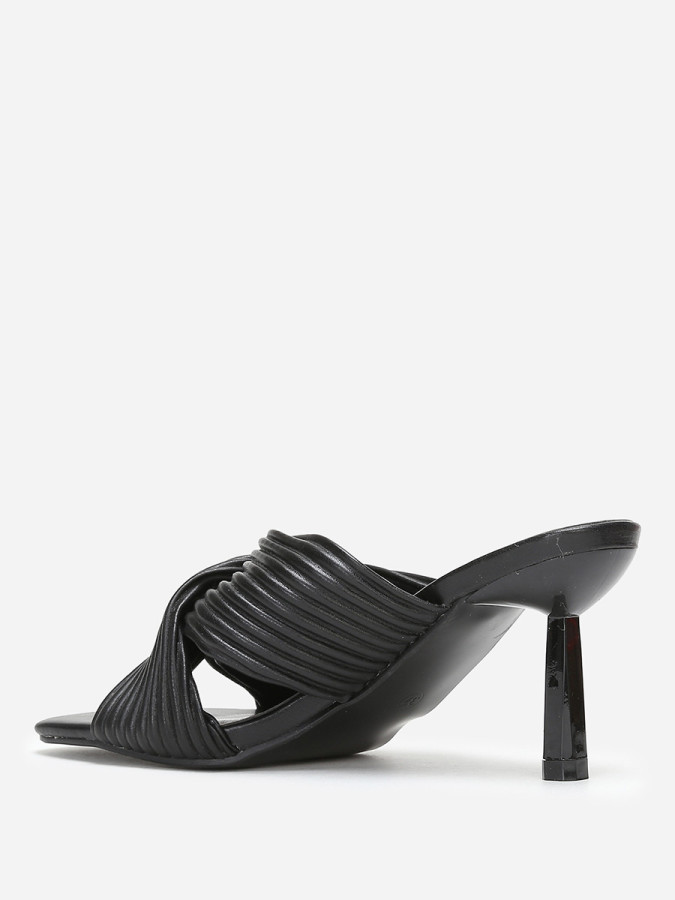 Mules noires à talon aiguille et brides croisées