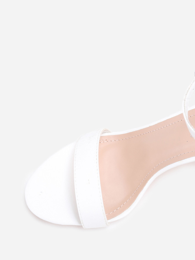 Sandales à talon et double brides