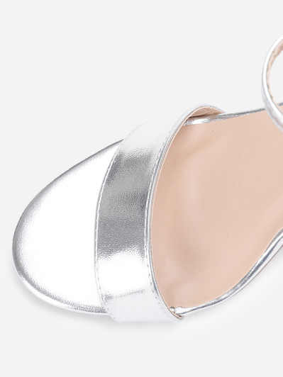 Sandales argentées à talon et bout arrondi