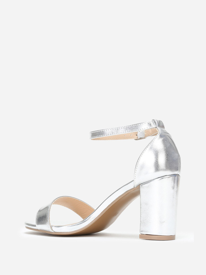 Sandales argentées à talon et bout arrondi