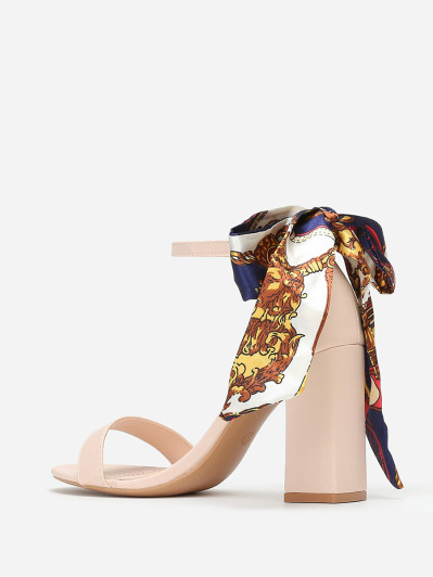 Sandales beiges à foulard satiné imprimé