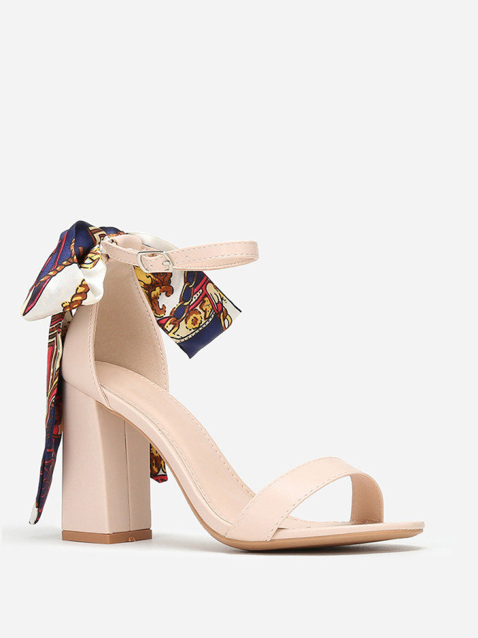 Sandales beiges à foulard satiné imprimé