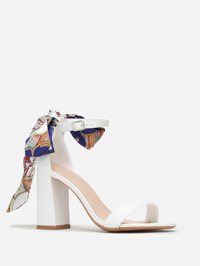 Sandales blanches à foulard satiné imprimé