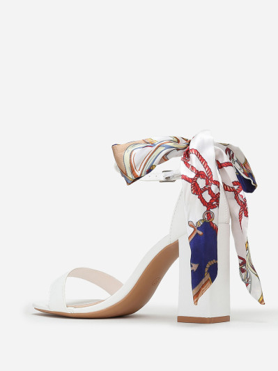 Sandales blanches à foulard satiné imprimé