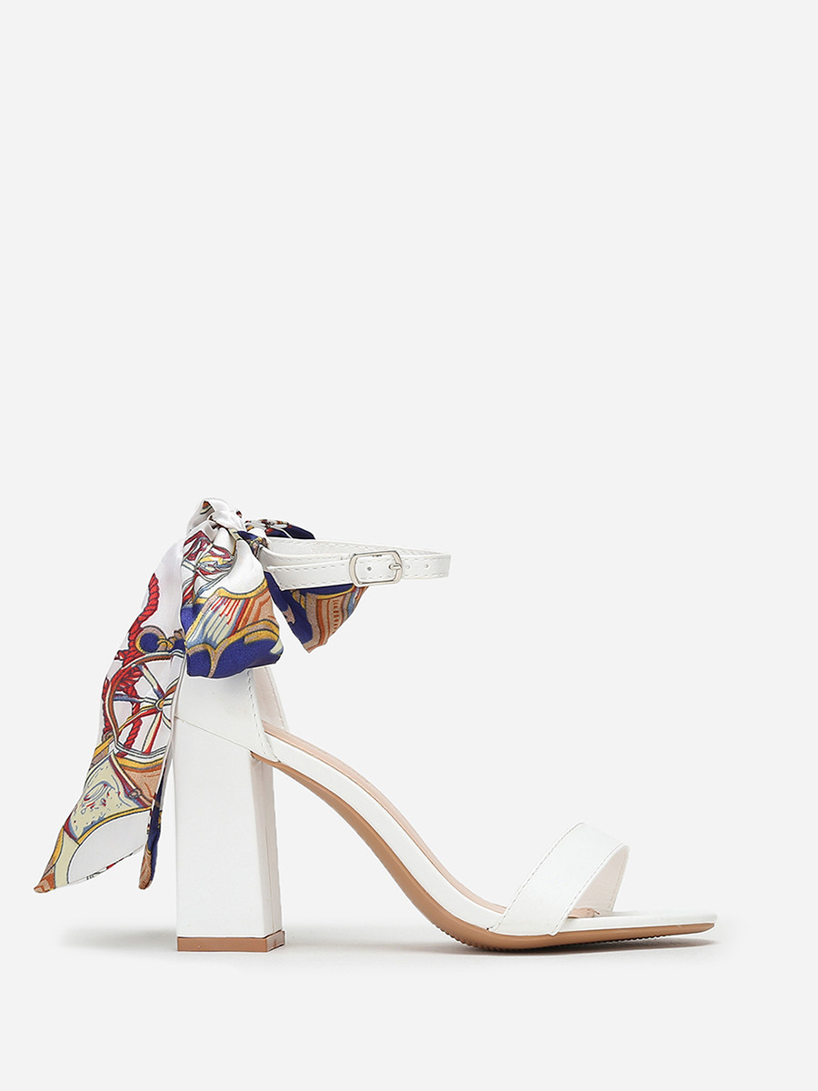 Sandales blanches à foulard satiné imprimé