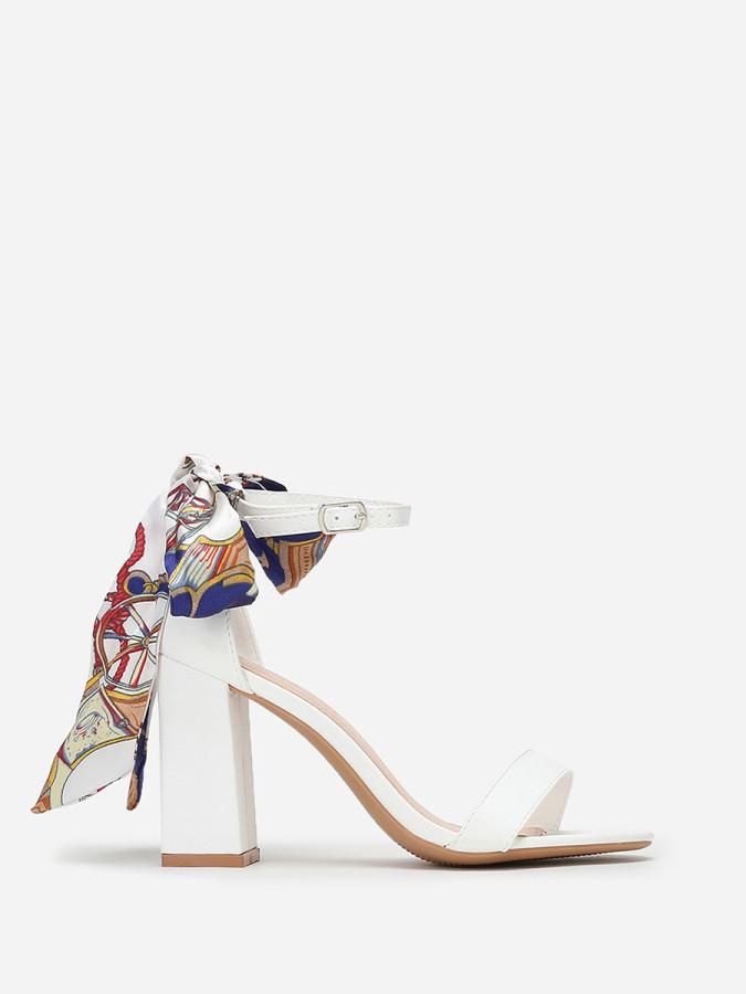 Sandales blanches à foulard satiné imprimé