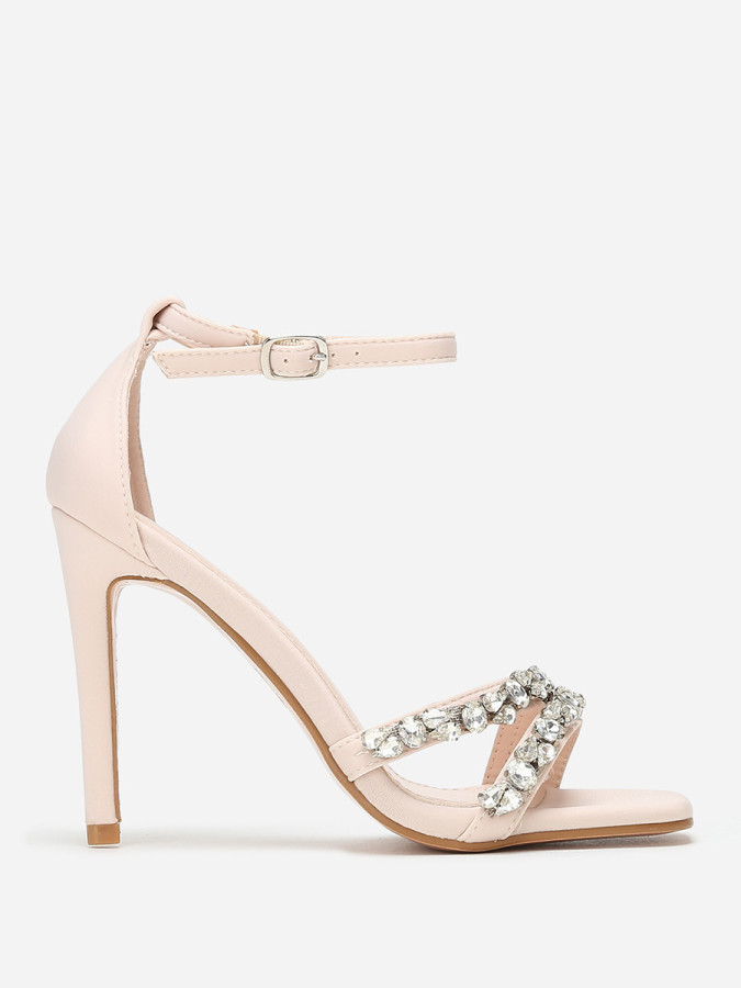 Sandales beiges en tissu à strass et talon fin