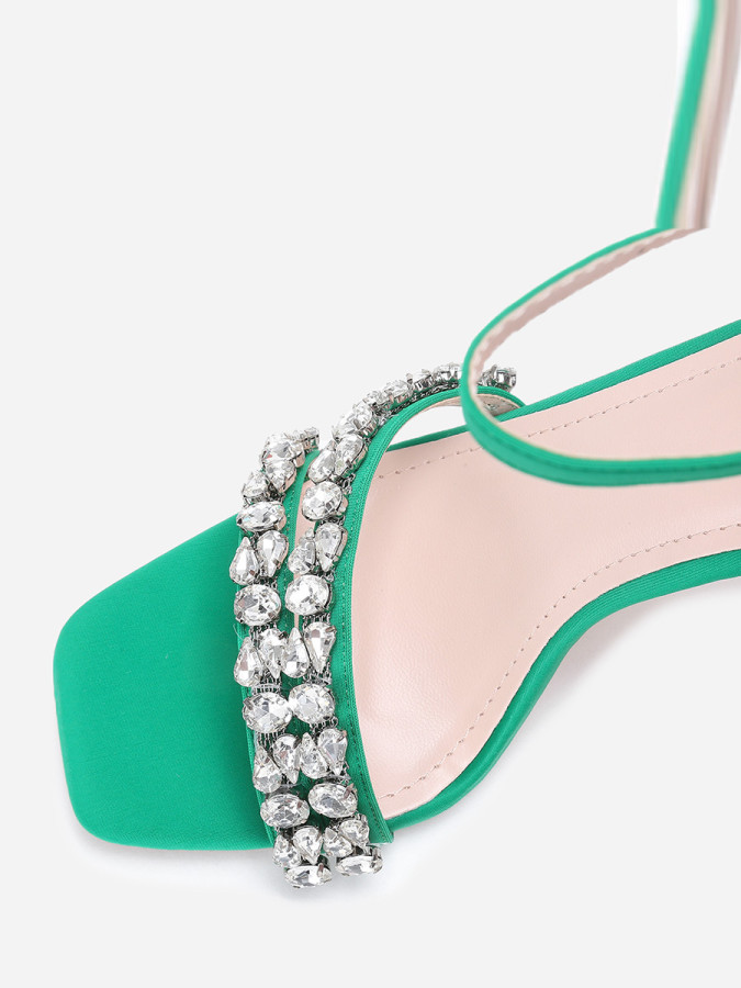 Sandales vertes en tissu à strass et talon fin