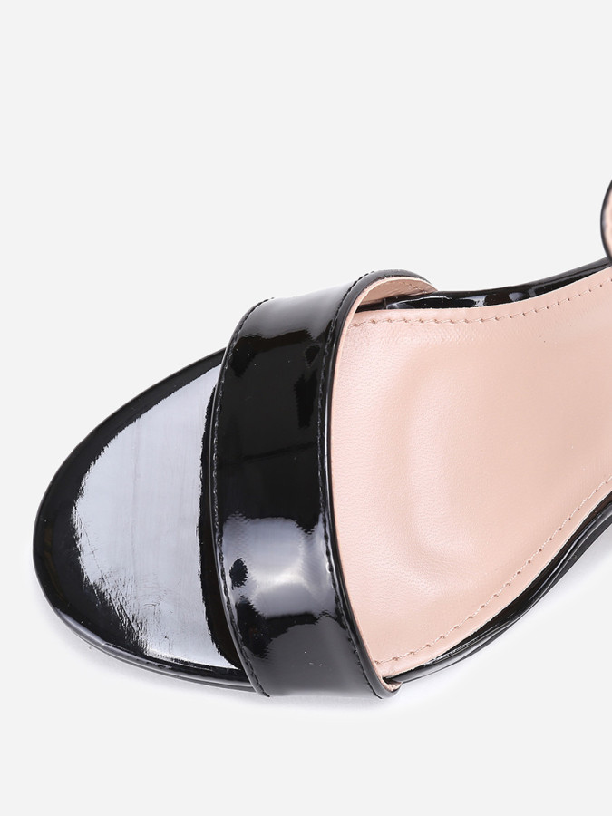 Sandales noires en simili verni à talon carré