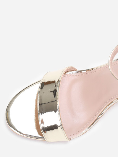 Sandales dorées en simili verni à talon carré