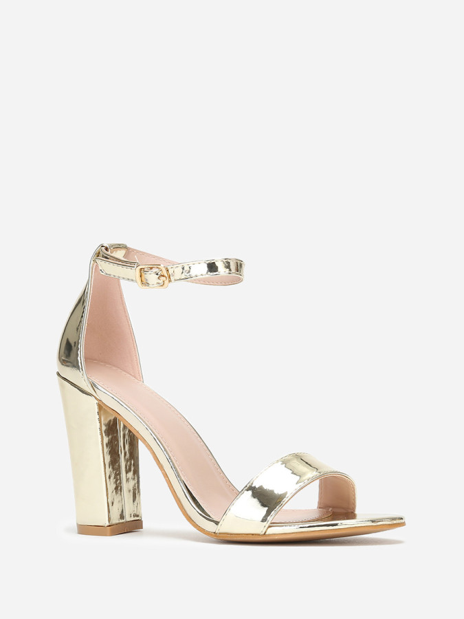 Sandales dorées en simili verni à talon carré