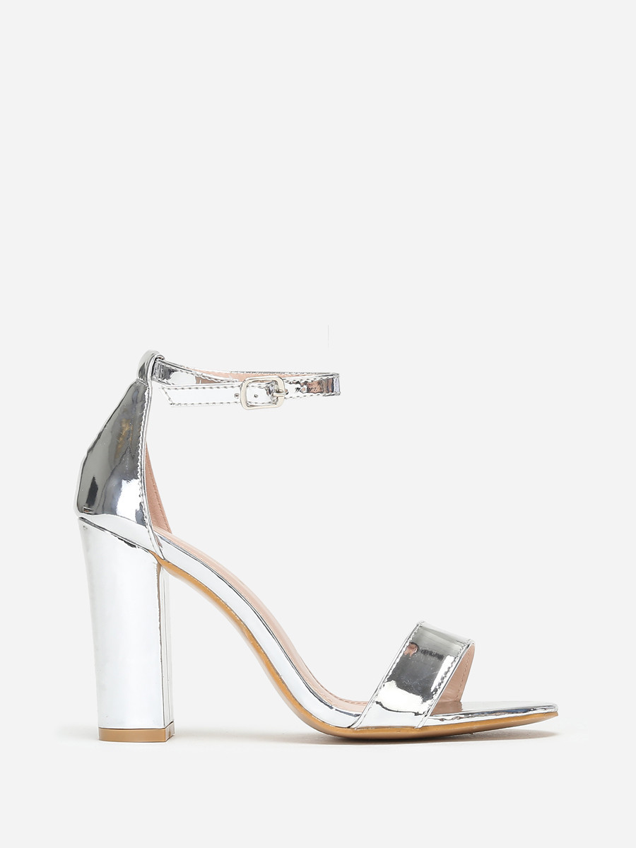 Sandales argentées en simili verni à talon carré