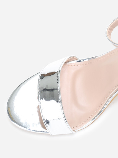 Sandales argentées en simili verni à talon carré