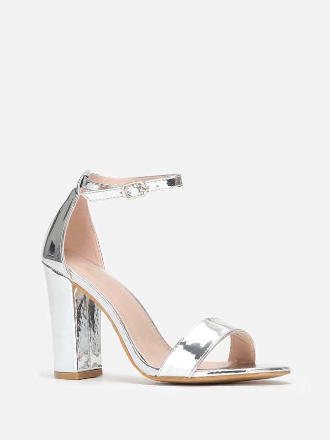 Sandales argentées en simili verni à talon carré