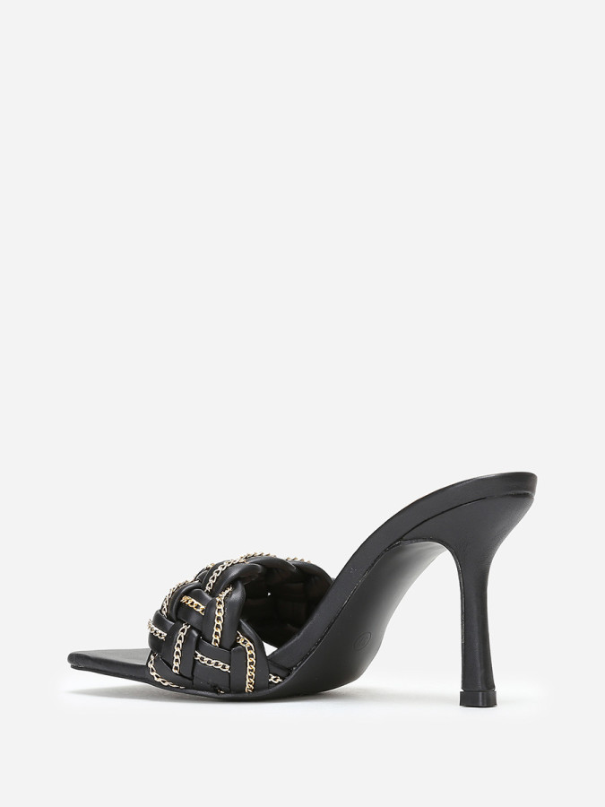 Mules noires à bride tressée avec fins maillons dorés