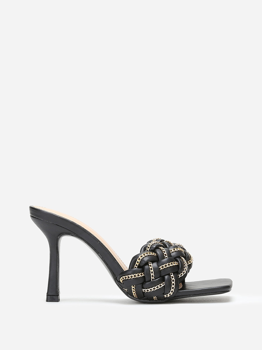 Mules noires à bride tressée avec fins maillons dorés