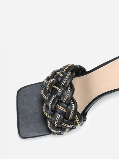 Mules noires à bride tressée avec fins maillons dorés